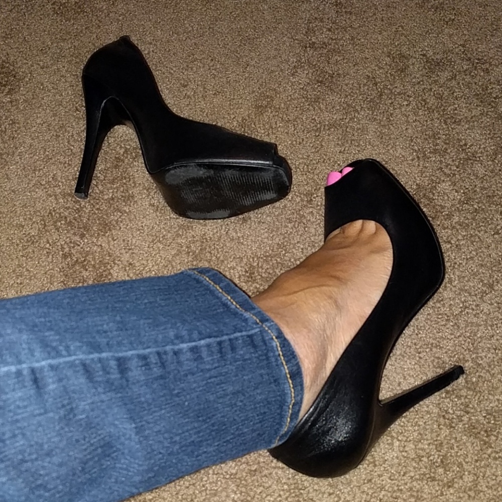 Black Aldo pumps